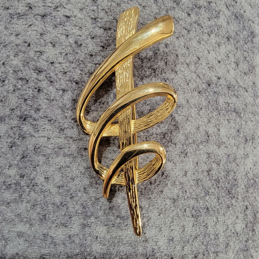 Elegant Gold Swirl Brooch.